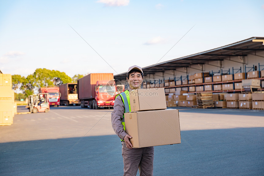 物流工人 快遞搬運與貨物打包的專業(yè)服務